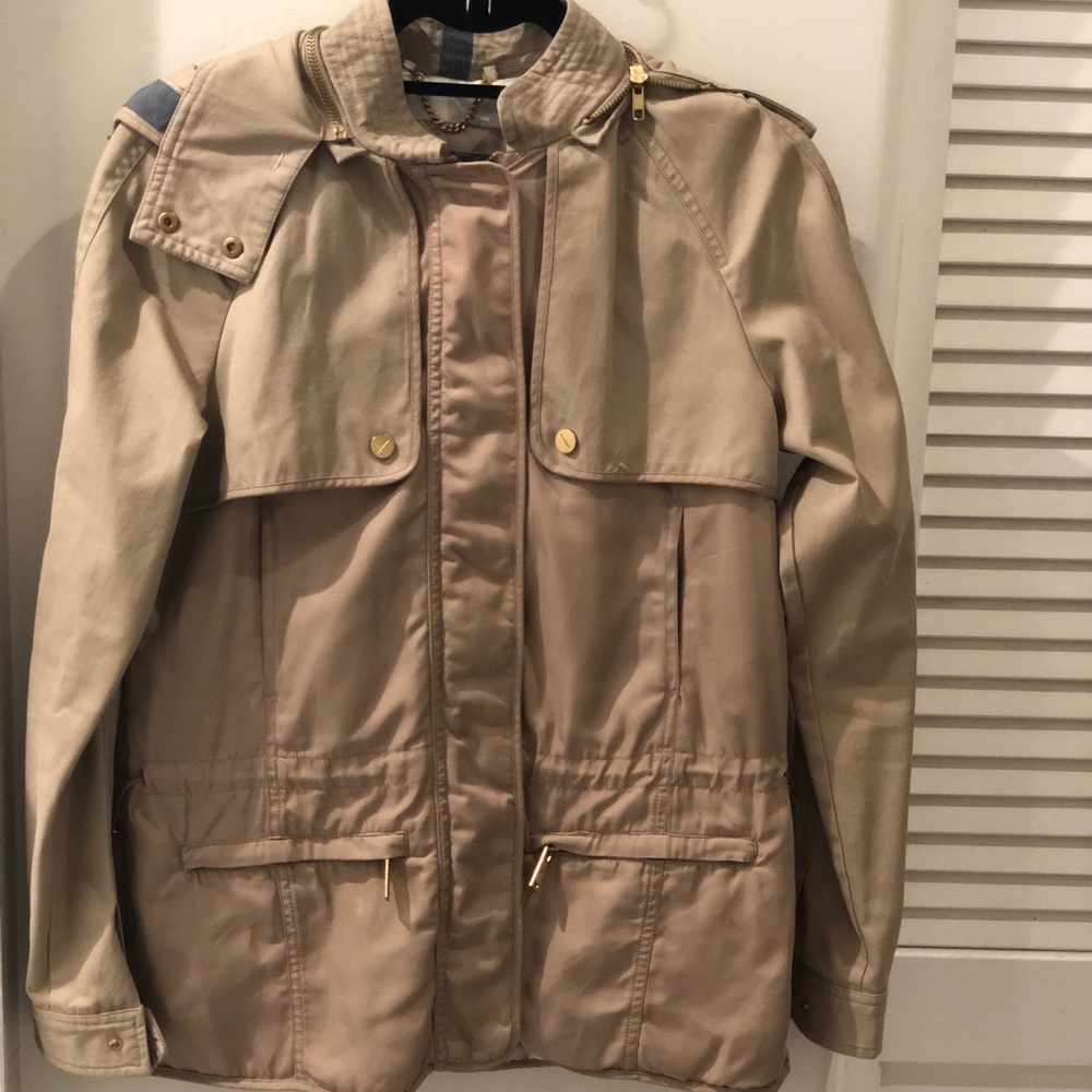 Beautiful Zara tan jacket. Wears like a small.